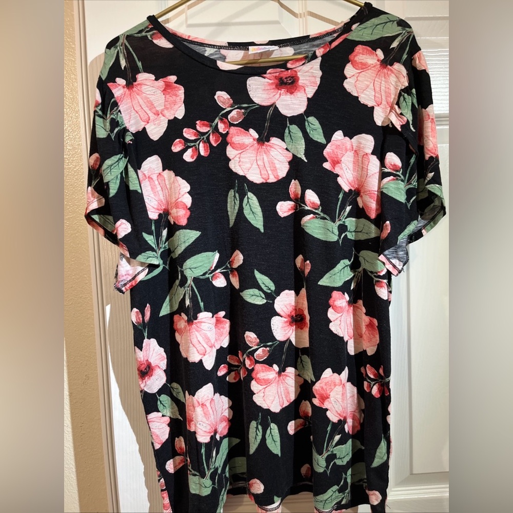 LuLaRoe ‘Olive’ Black w/ Soft Pink Coral Floral Top Flutter Sleeve XL